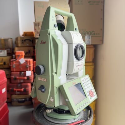 Тахеометр Leica TM50 с классом защиты IP66, емкостным мультитач-экраном 0,5 дюйма и дальностью 1000 м без отражателя для точной съемки